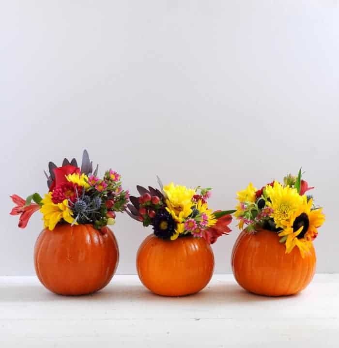 pumpkin-vases-with-fall-flowers-for-a-thanksgiving-centerpiece